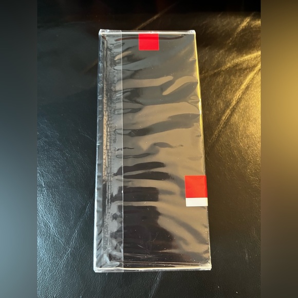 Hugo Boss Deep Red Perfume - Picture 3 of 7